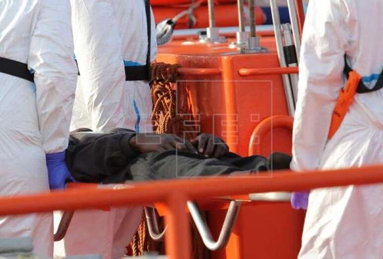 Imagen de archivo de la llegada de la embarcación de Salvamento Marítimo Guardamar Talía con los 27 supervivientes y cuatro cadáveres de una patera rescata a 500 kilómetros al sur de El Hierro / EFE Elvira Urquijo A.